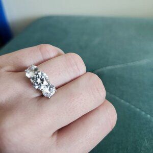 Women's sterling silver ring with zirconias